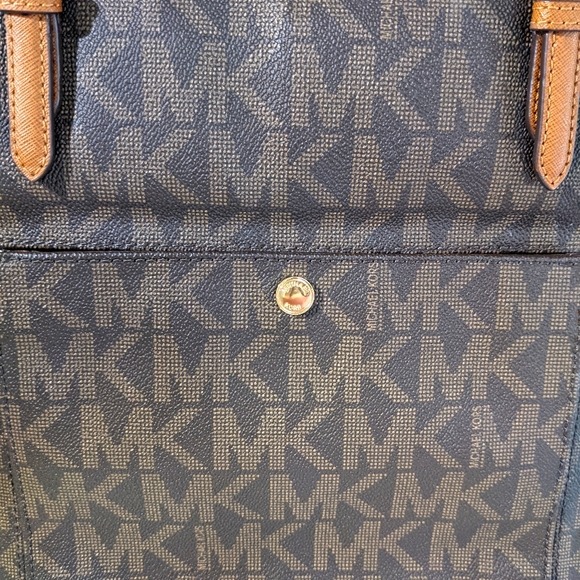 Michael Kors Jet Set Large Snap Pocket Tote - Picture 12 of 13